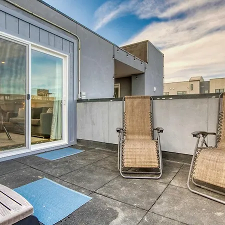 Denver Townhome With Hot Tub, Walk To Empower Field!